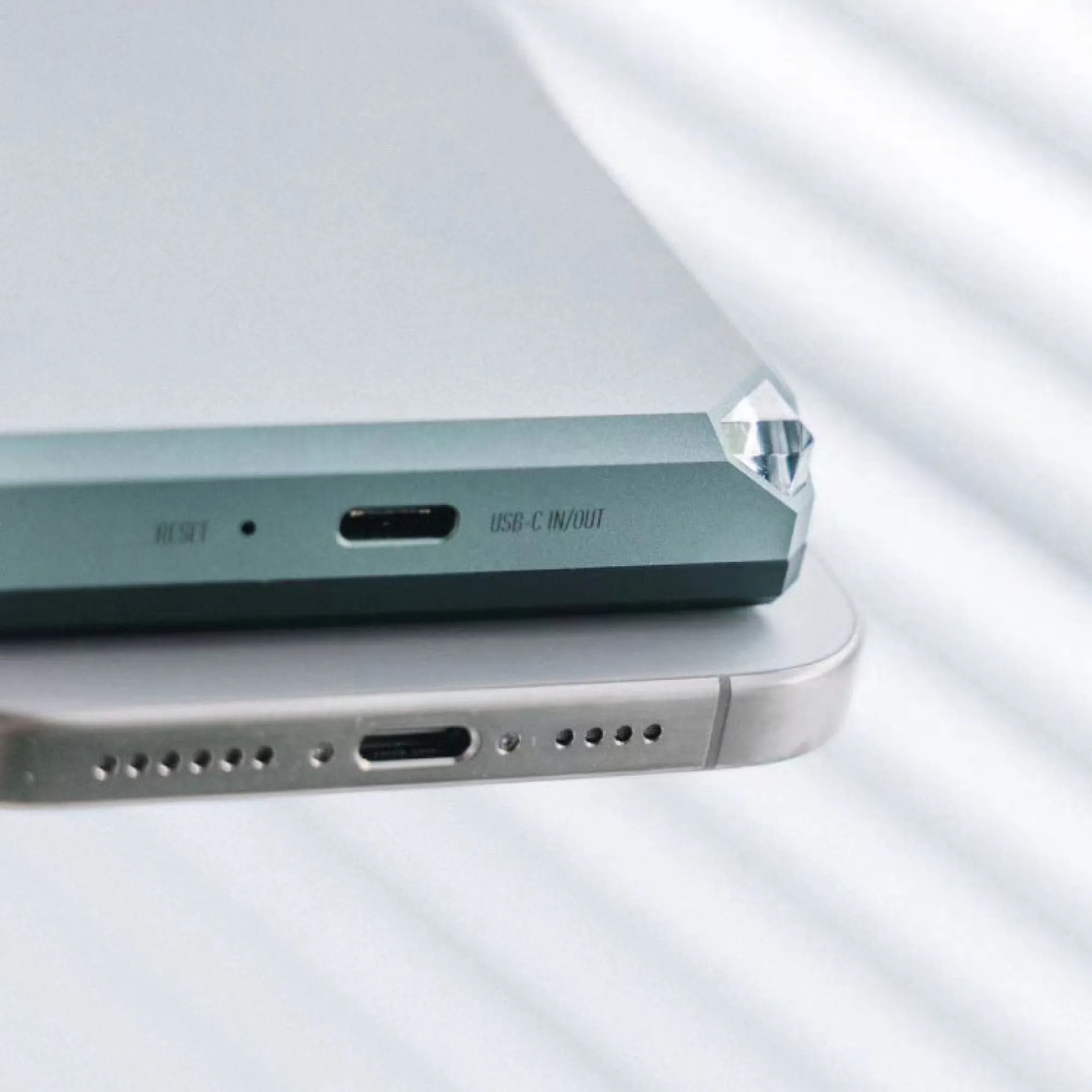 TEGIC BX Magnetic Wireless Charging Power Bank thumbnail 3