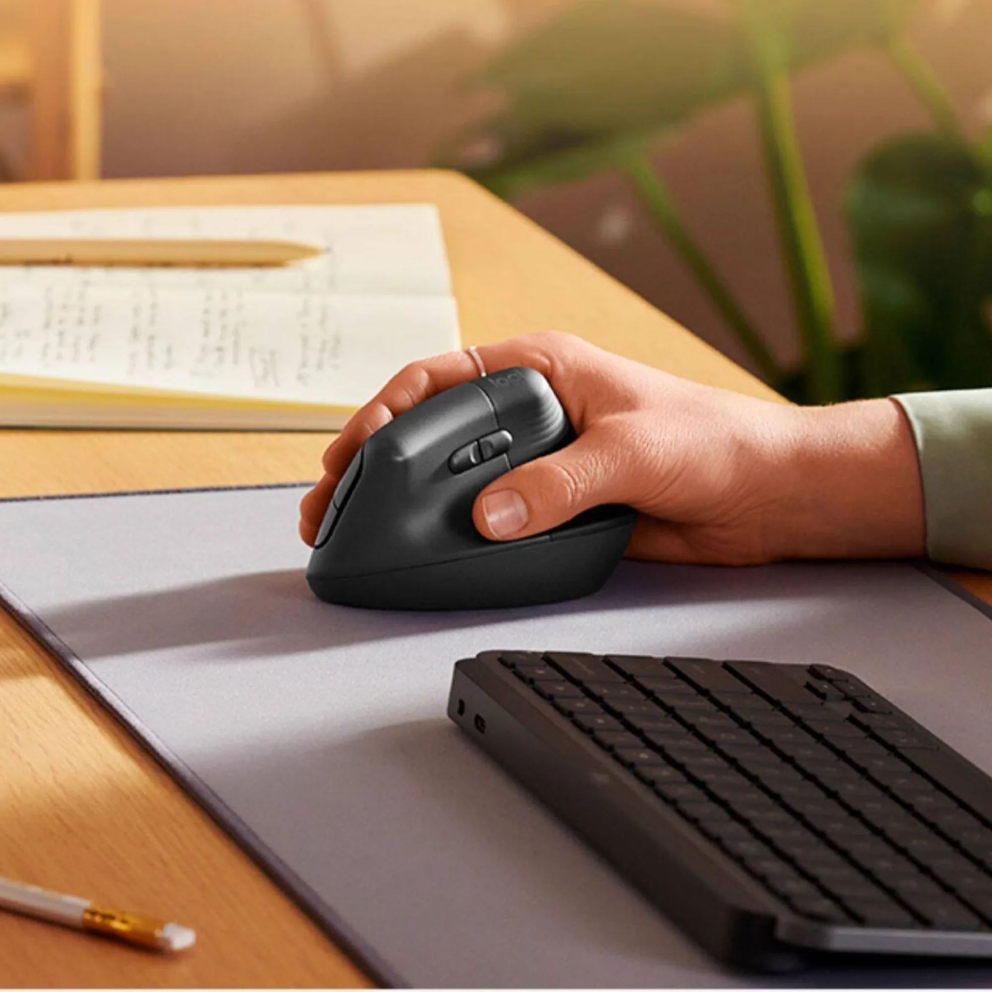 Logitech Lift Wireless Ergonomic Mouse thumbnail 3