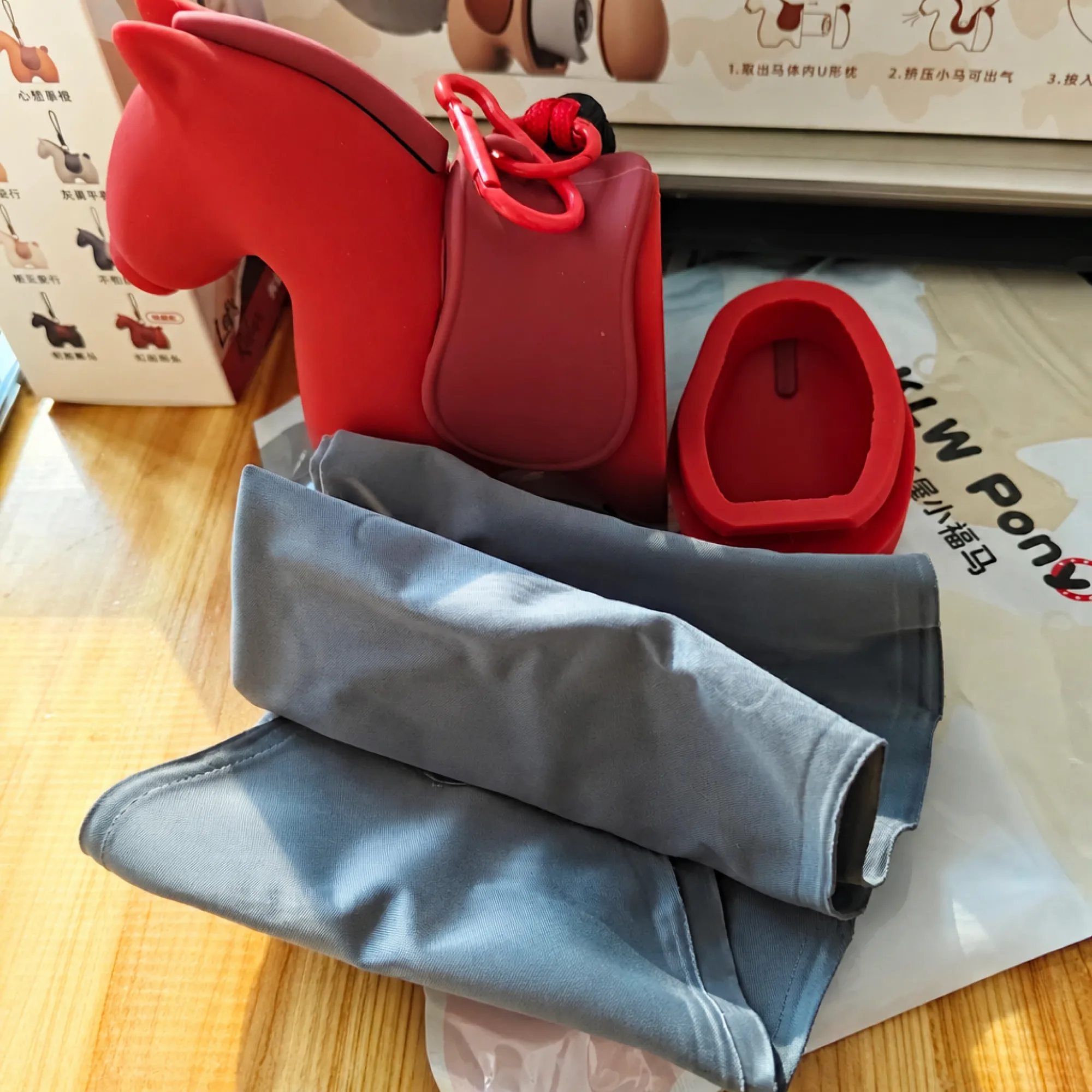 Inflatable U-Shaped Neck Pillow with Horse-Shaped Pump thumbnail 5