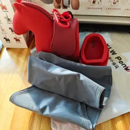 Inflatable U-Shaped Neck Pillow with Horse-Shaped Pump thumbnail 5