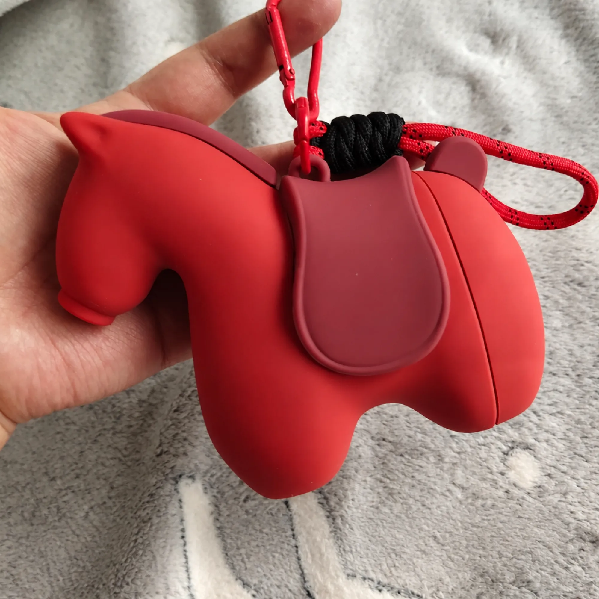 Inflatable U-Shaped Neck Pillow with Horse-Shaped Pump thumbnail 4