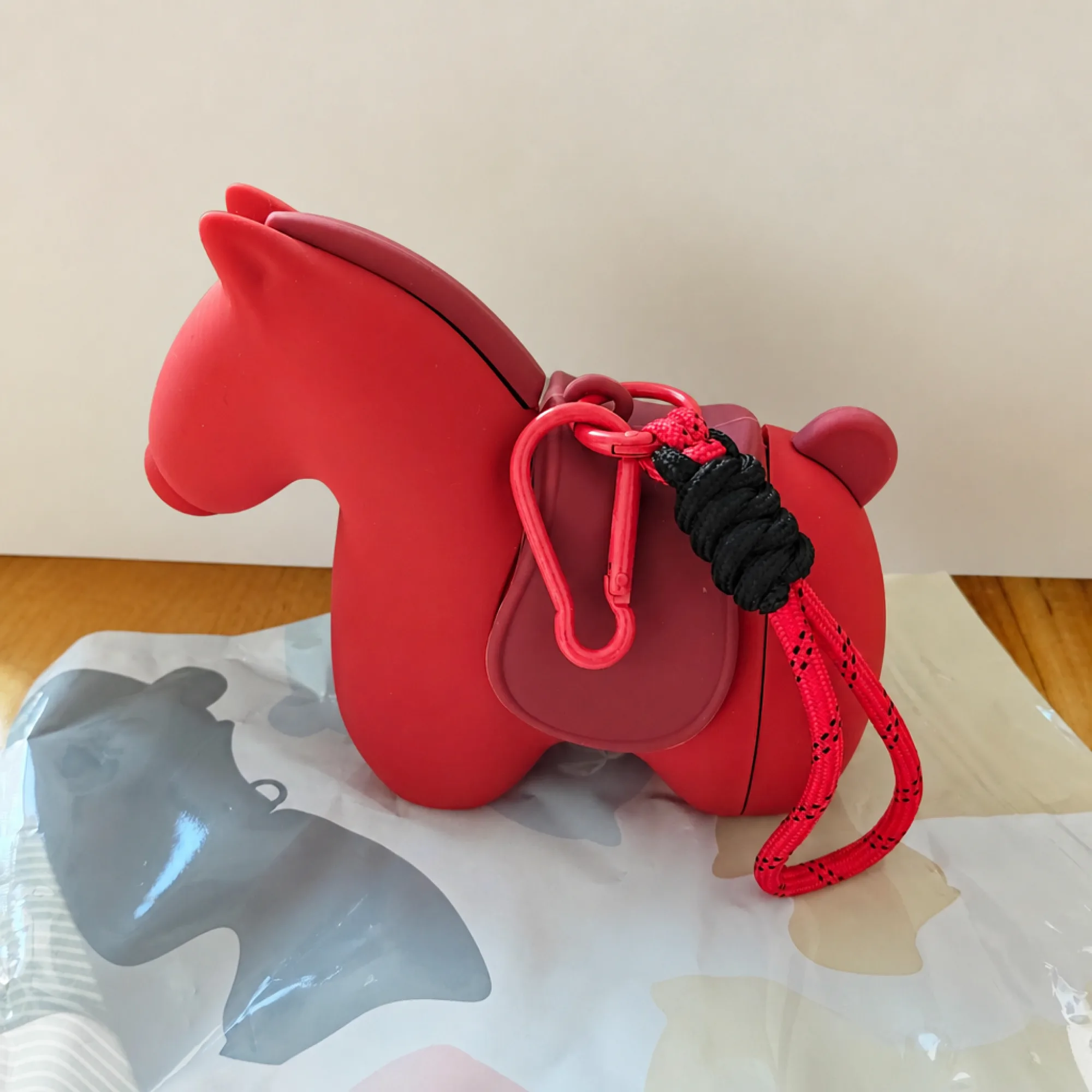 Inflatable U-Shaped Neck Pillow with Horse-Shaped Pump thumbnail 6