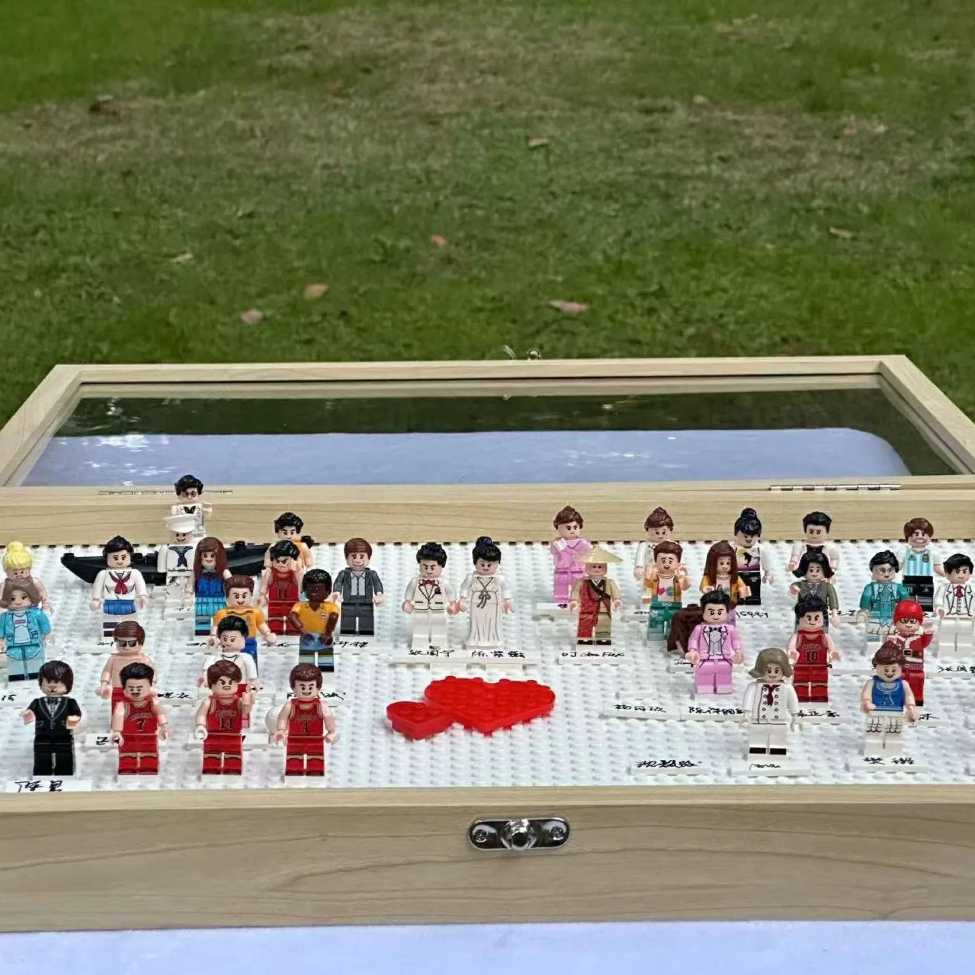 Display Box for Building Block Minifigures thumbnail 3