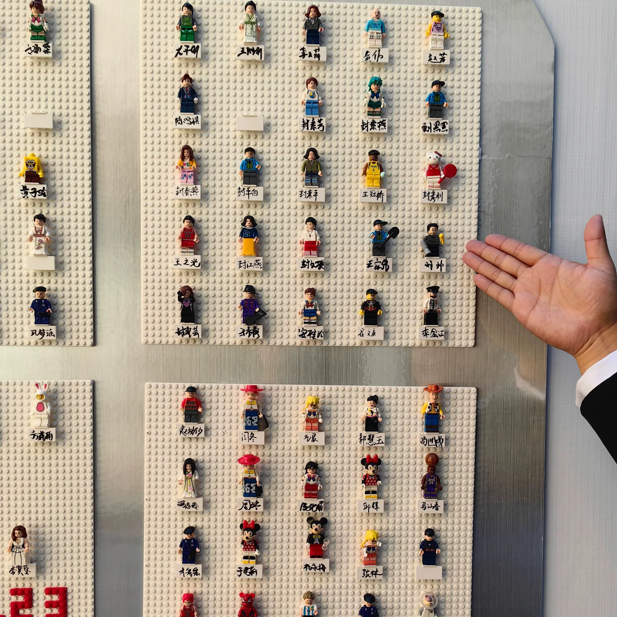 Display Box for Building Block Minifigures thumbnail 2