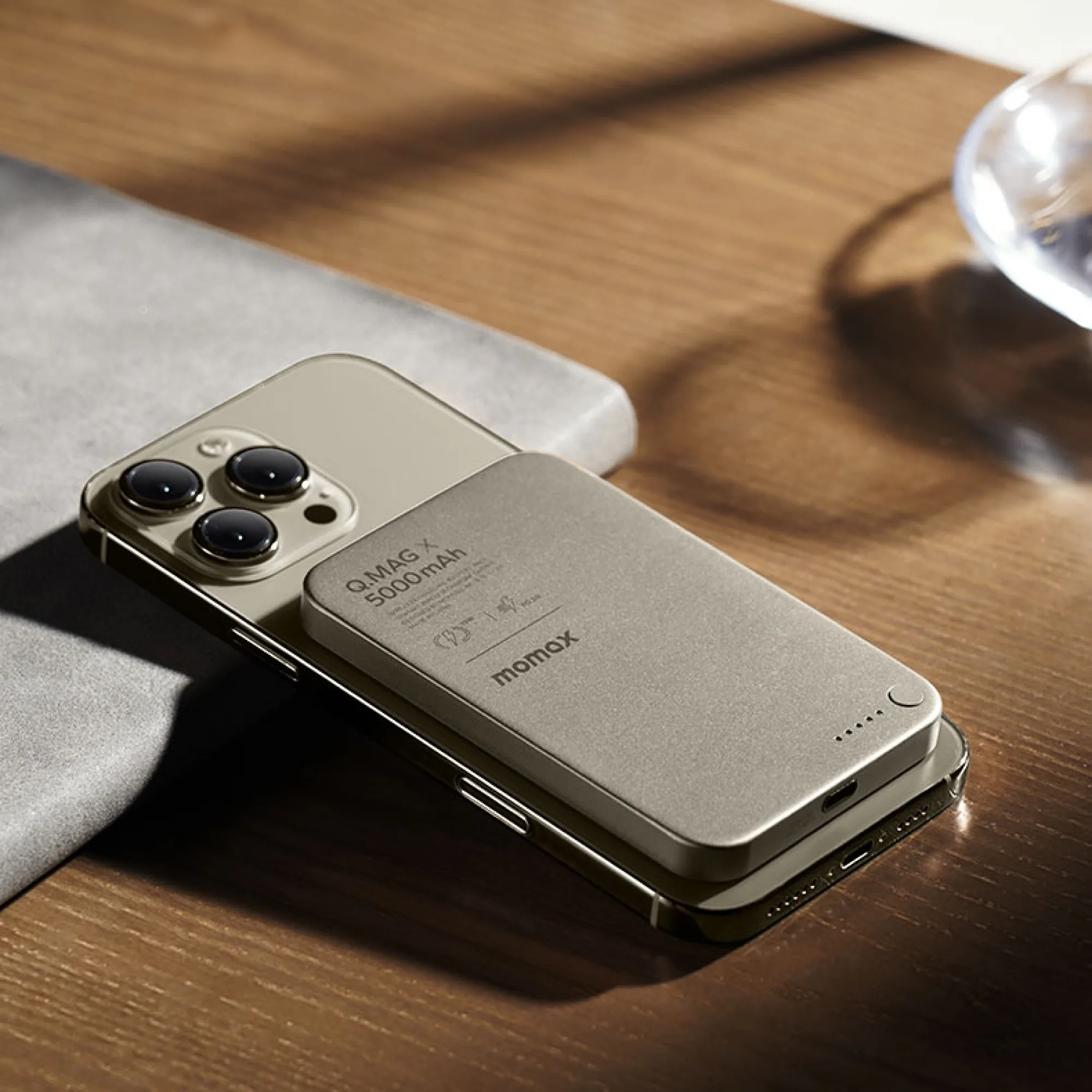 MOMAX Q.MAG X Magnetic Wireless Power Bank 5000mAh / 10000mAh / 20000mAh