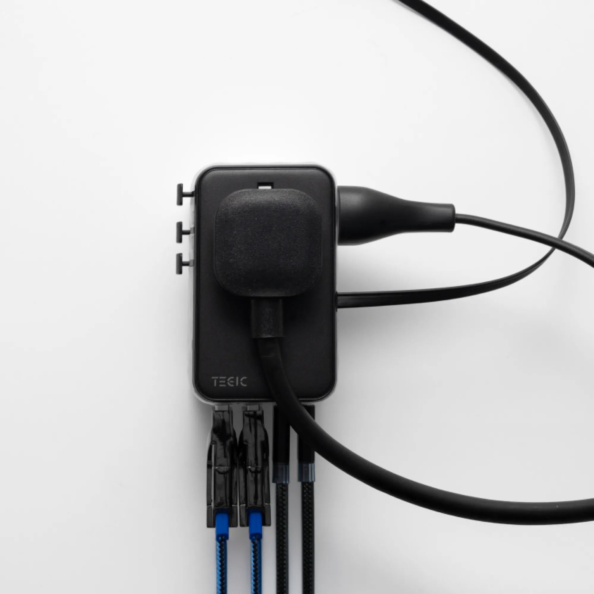 TEGIC 70W Universal Travel Adapter with Retractable Cable thumbnail 4