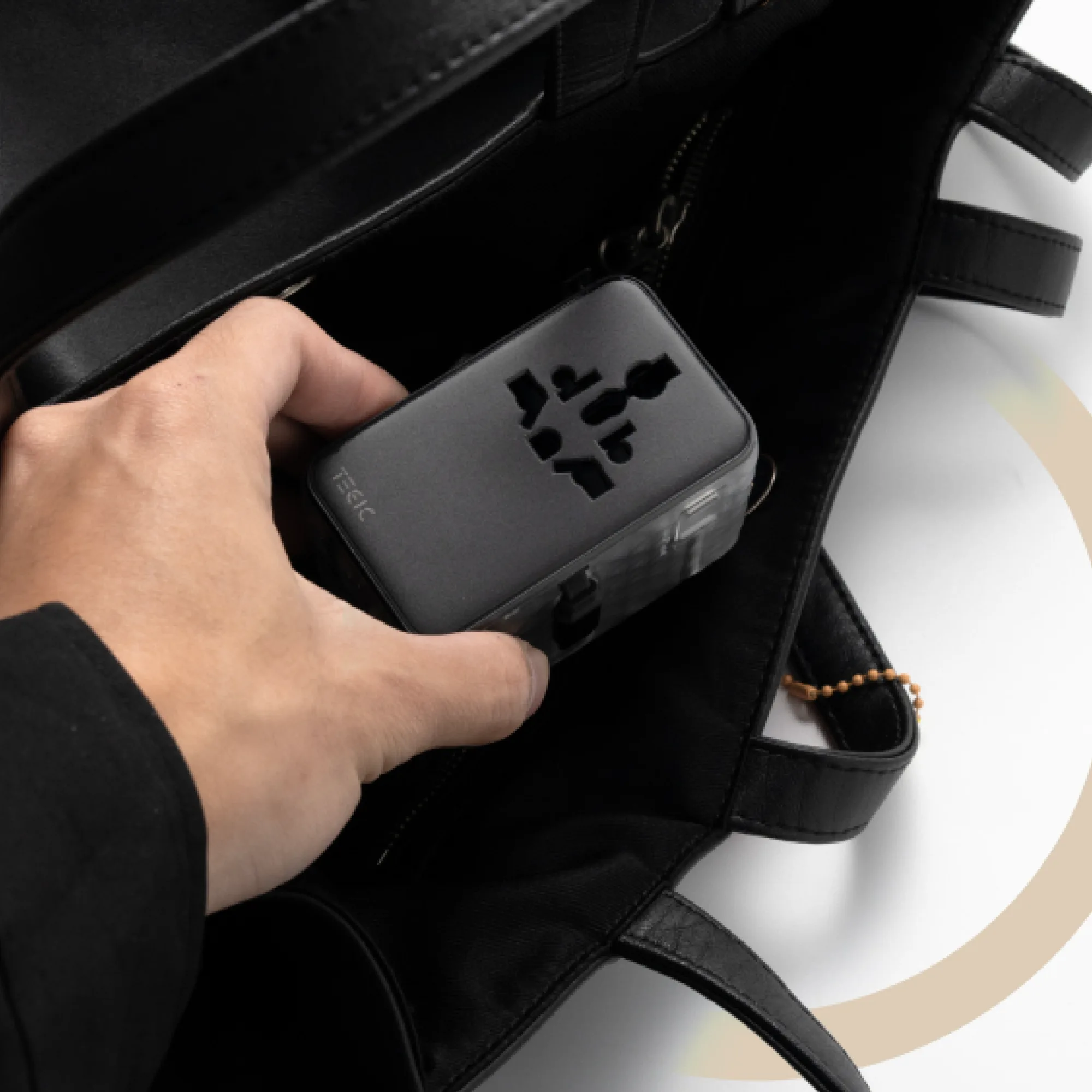 TEGIC 70W Universal Travel Adapter with Retractable Cable thumbnail 7