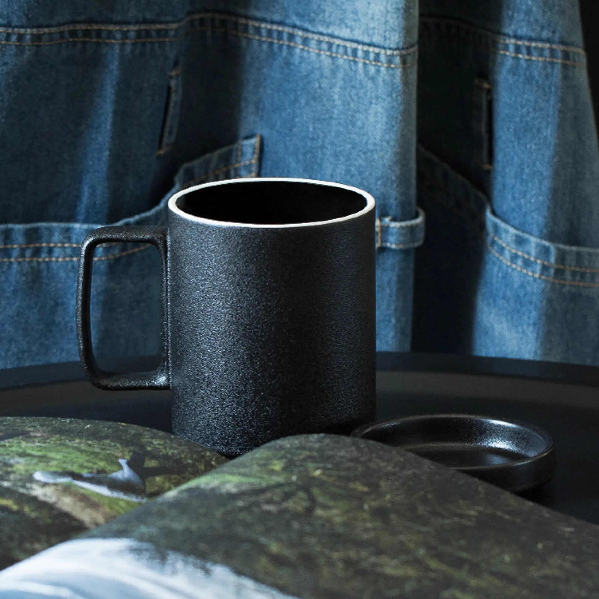 Black Frosted Ceramic Mug with Lid thumbnail 2