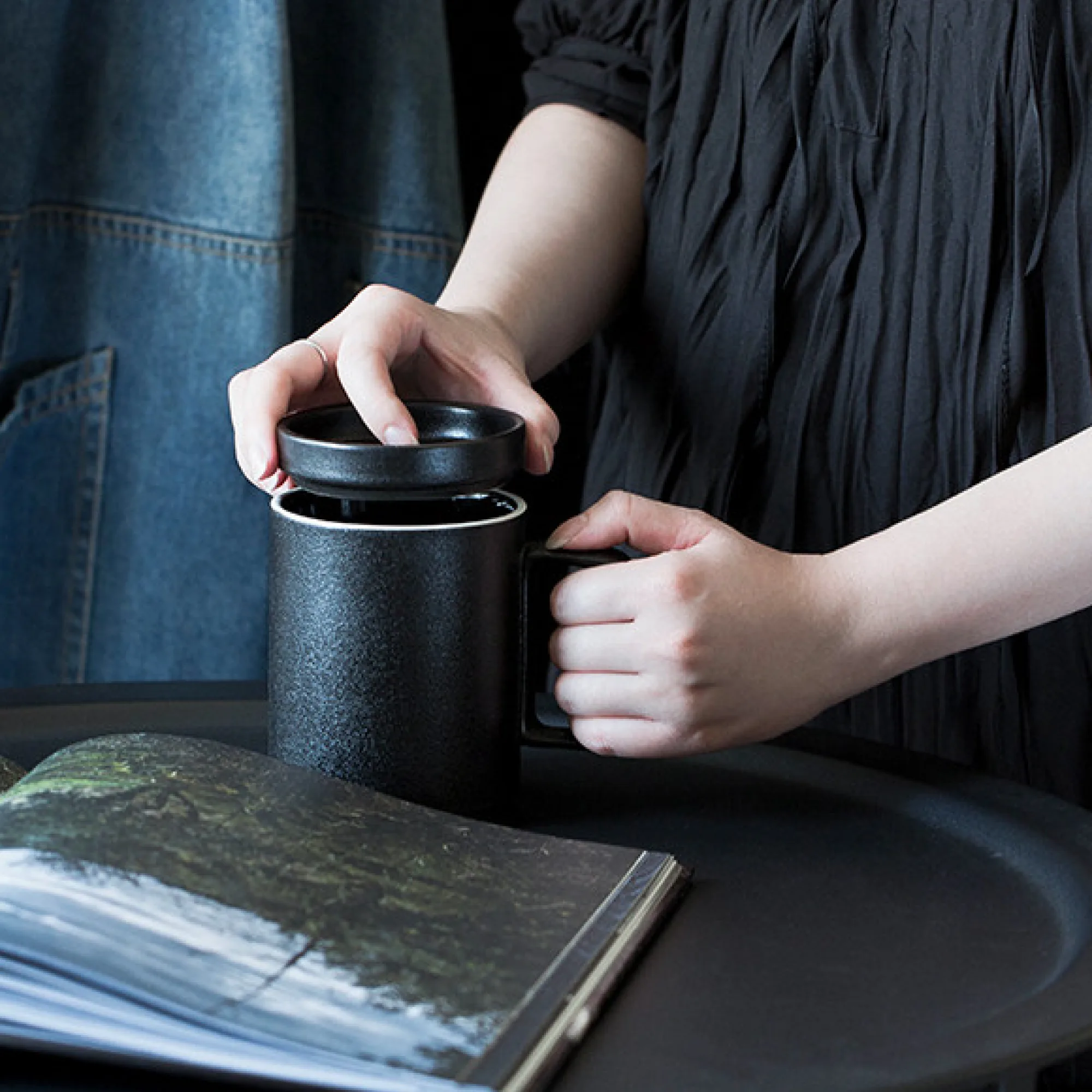 Black Frosted Ceramic Mug with Lid thumbnail 5