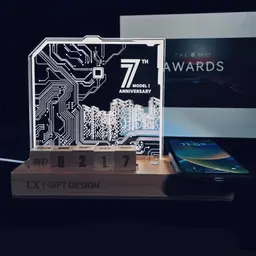 Perpetual Calendar, Wireless Charger & Night Light Gift Set thumbnail 3