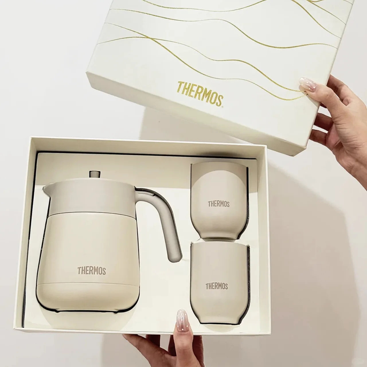 Beige Thermos Tea Set with Pitcher, Two Mugs, and Gift Box